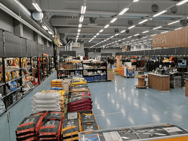 Mikkelin myymälän koiranruokaosasto