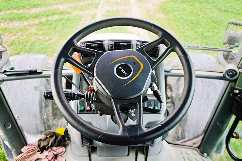 CHCNAV asennettuna traktoriin.