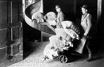 På 1920-talet levererade Hankkija foderråvaror i återbrukbara tygsäckar.