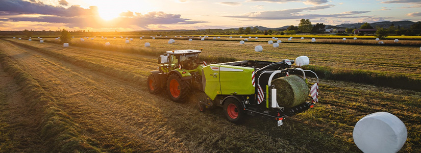 Heinäpyöröpaalin tekoa CLAAS traktori ja Rollant 630 rc uniwrap.