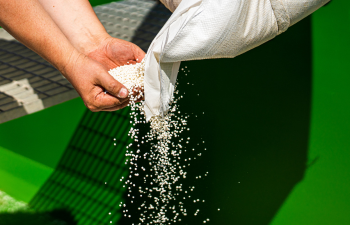 Yaran lannoitetta käsissä