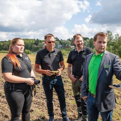 Samu Vuorela  esitteli robottitraktoria Hankkijan väelle  elokuussa.