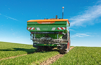 Amazone ZA-TS traktorin perässä pellolla.