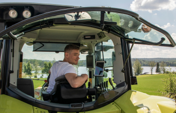 mies ajaa Claas traktorilla