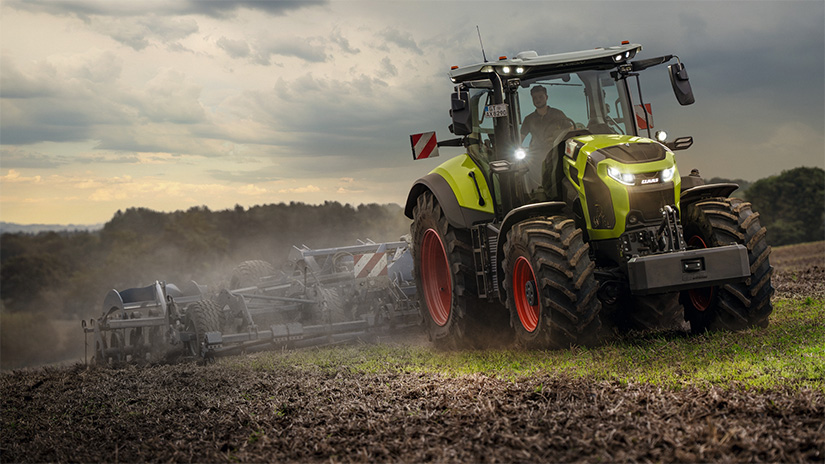Uusi CLAAS AXION 8 -sarjan traktori.