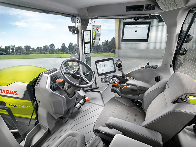 Kuva Claas Axion 9 -traktorin ohjaamon sisältä.