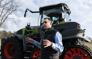 Clas-Göran Westerlund esittelee Claas Axion 9.450 -traktoria.