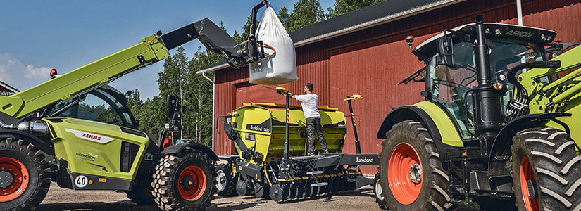 CLAAS koneet lähdössä kylvölle Junkkari kylvölannoittimella.