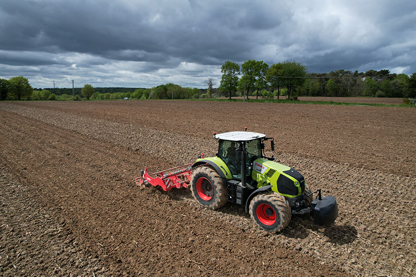 Claas-traktori, jonka katolla on CHCNAVin antennivastaanotin