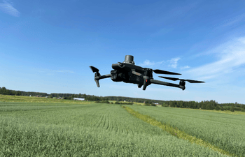 drooni kuvaus pellolla