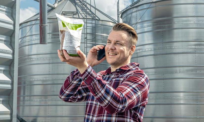 Viljelijä pitelee ennakkonäytepussia