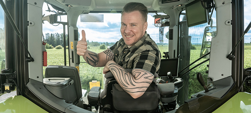 CLAAS-kuskia hymyilyttää traktorin ohjaamossa, kun Hankkijan konekaupan ennakkokauppa on alkanut.