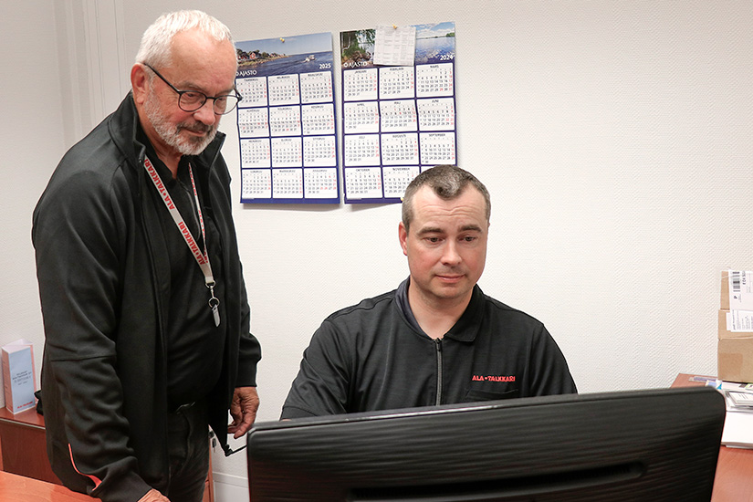 Antti ja Mikko Alatalkkari tietokoneen näytön ääressä.