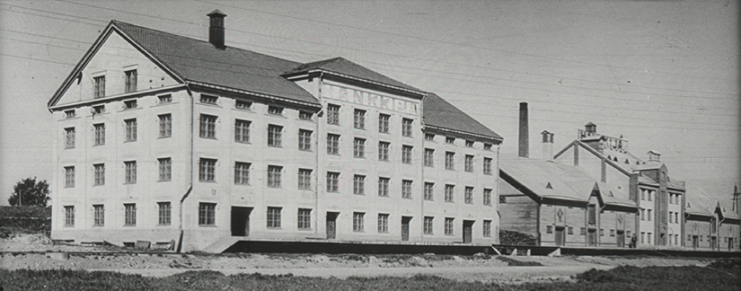 Valkoinen tiilirakennus on Hankkijan siemenkeskus Tampereella