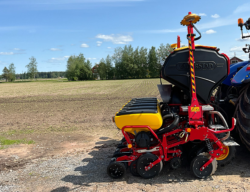 Väderstad Tempo traktorin perään kiinnitettynä.