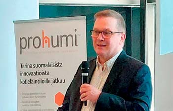 Hankkijan tuotekehitysjohtaja Juhani Vuorenmaa puhumassa lavalla Hankkijan Sikaseminaarissa.