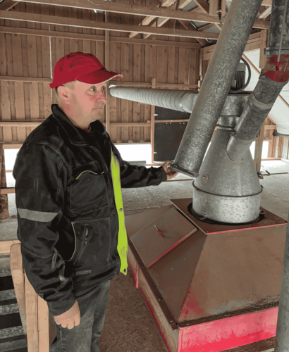 Olli Routakangas tarkastamassa purkuputkia.