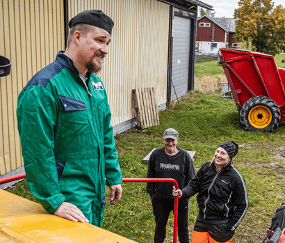 Markku ja Sonja Pitkänen sekä vanha isäntä Pauli Pitkänen Oulunharjun tilalta.