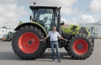 Mies seisoo Claas Arion 6.190 -traktorin vieressä.