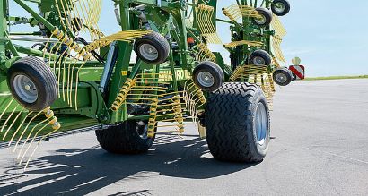 Kuvassa karhotin ja suuret renkaat, taustalla sininen taivas.