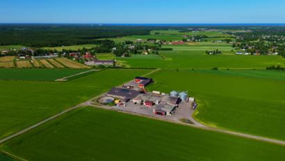 Ilmakuva IsoJyvä Oy:n tilasta Kalajoella, jossa näkyy Salpa-ohran viljelylohko ja tilakeskus.