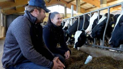 Anssi Leino ja Paula Pellinen ruokintapöydän ääressä.