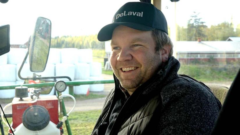 Traktorin ohjaamo, jonka ulkopuolella näkyy säilöntäaineen pienannostelulaitteisto ja säiliö.