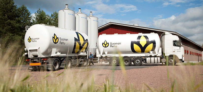 Suomen Rehun irtorehurekka sikalan edessä