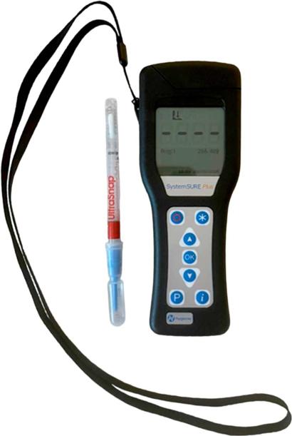 ATP-mittauslaitteisto ja näytteenottotikku puhdistustestissä