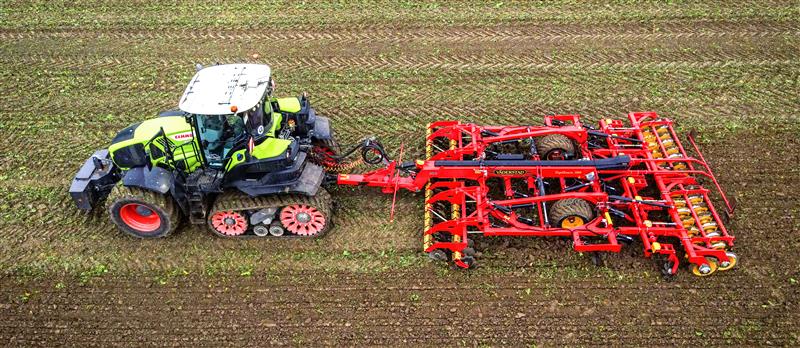 Claas-traktori teloilla vetää Väderstad TopDown 400 -kultivaattoria.
