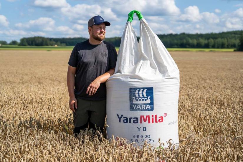 Viljapelto ja YaraMila-lannoitesäkki, jonka NPK-lannoitus auttaa ylläpitämään pellon fosforiviljavuutta.