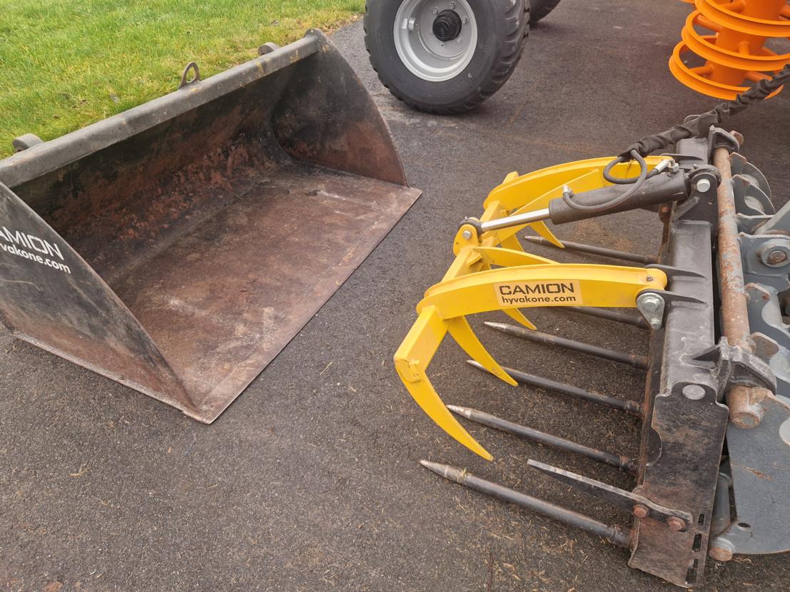 Pienkuormaajavarusteet Giant Rehupihti Ja Kauha