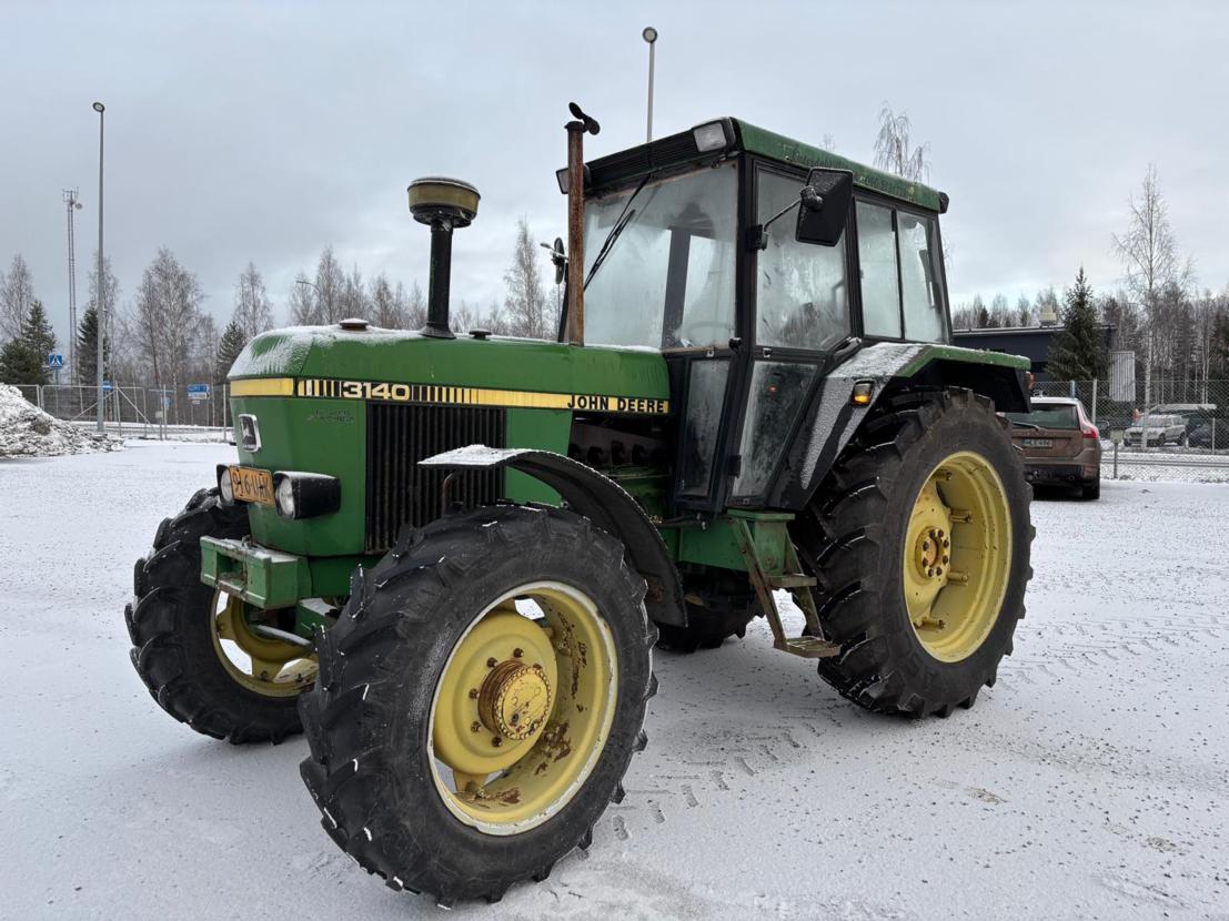 John Deere 3140